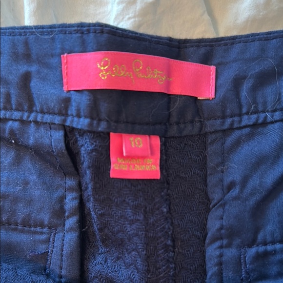 Lilly Pulitzer Navy Scalloped Women Shorts
-
Buttercup Stretch - Picture 3 of 4